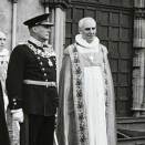 King Olav in front of the Nidaros Cathedral after the ceremony, flanked by Bishop Fjellbu and Biskop Smemo (The Royal Court Archives)